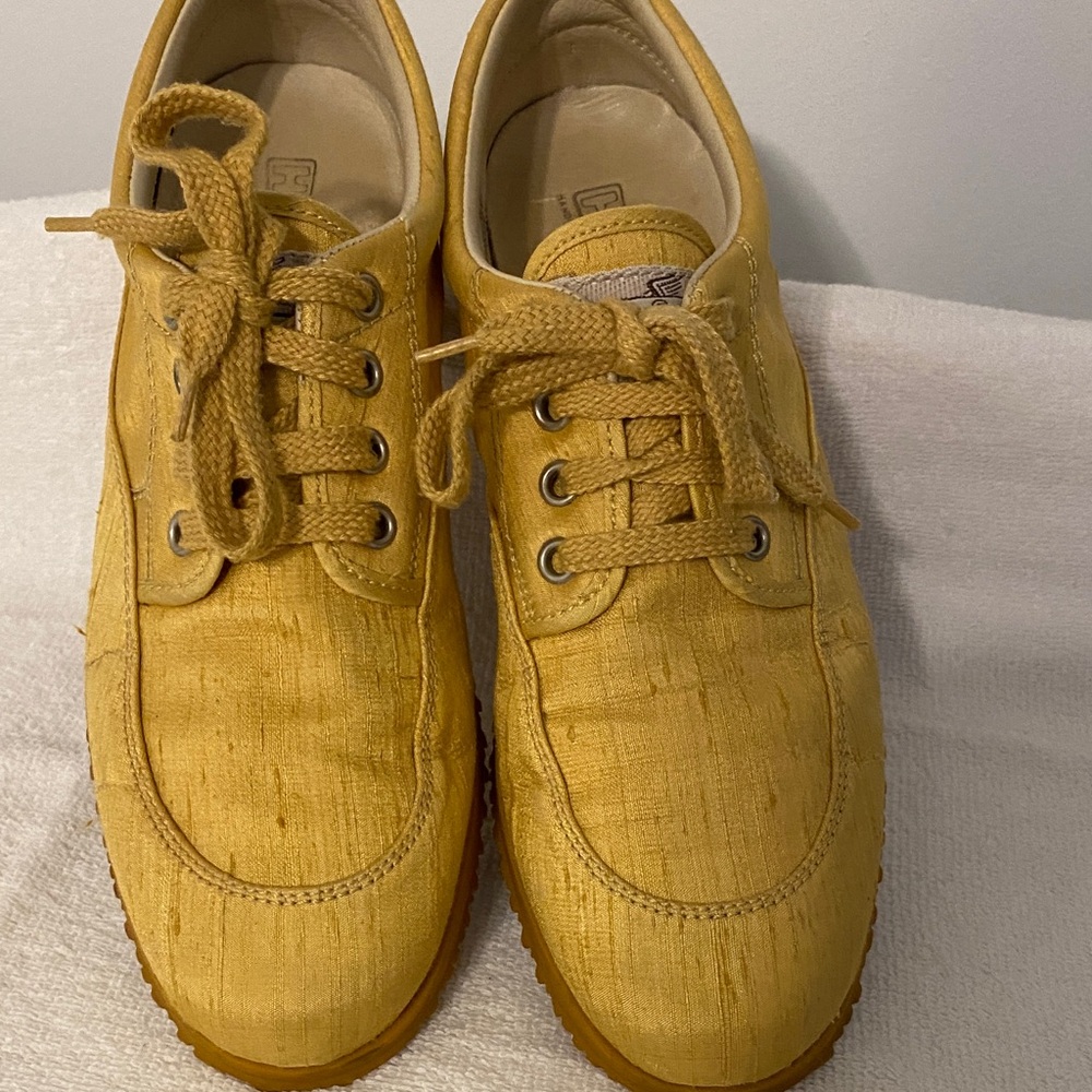 Hogan handmade out wear Yellow Oxfords, minimal wear